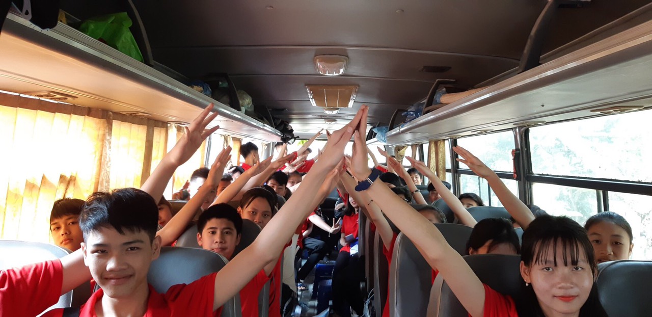 Các em học sinh lên xe bắt đầu xuất phát